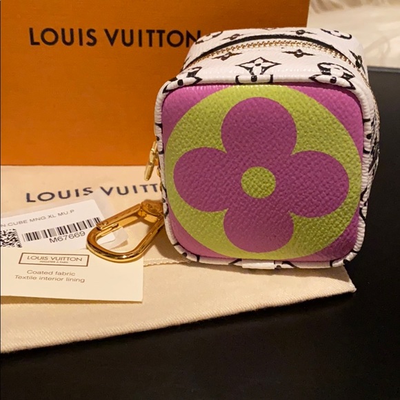 💕  Louis Vuitton Giant Monogram Cube Coin Purse💕 - Picture 3 of 12